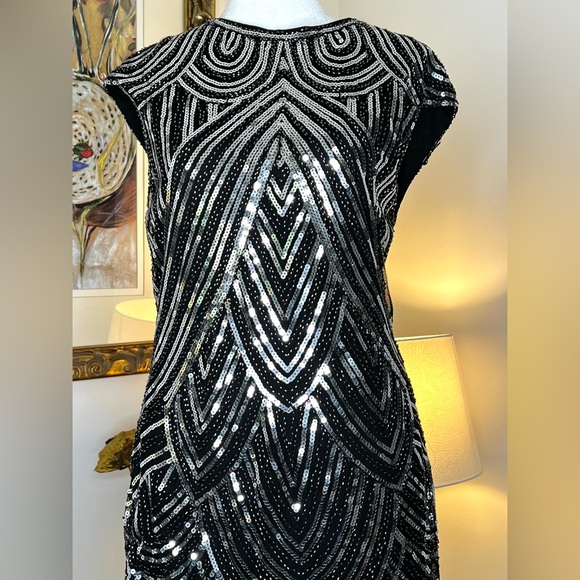 Black Sheath Cocktail Dress with Short Sleeves and Knee-Length Design - Picture 4 of 10